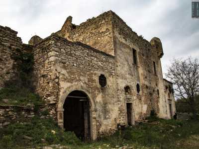 � dotato di quattro finestrelle provviste di inferriata e tre ingressi